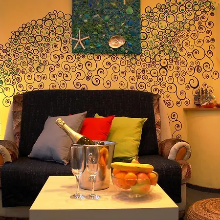 Sunny Old Town Apartment *