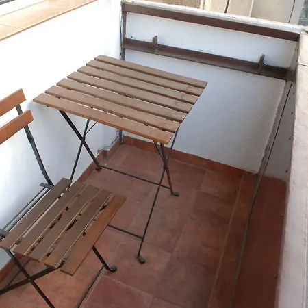 Sunny Old Town Apartment *